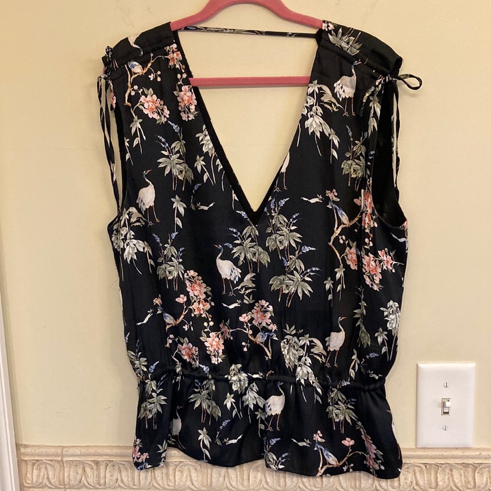 Banana Republic silky feel print top. Medium